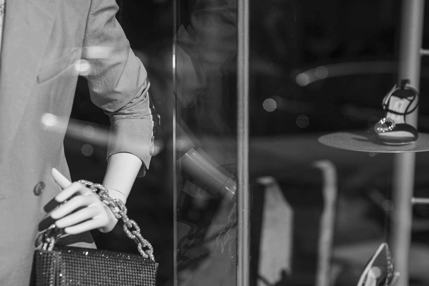 A mannequin holding a handbag.